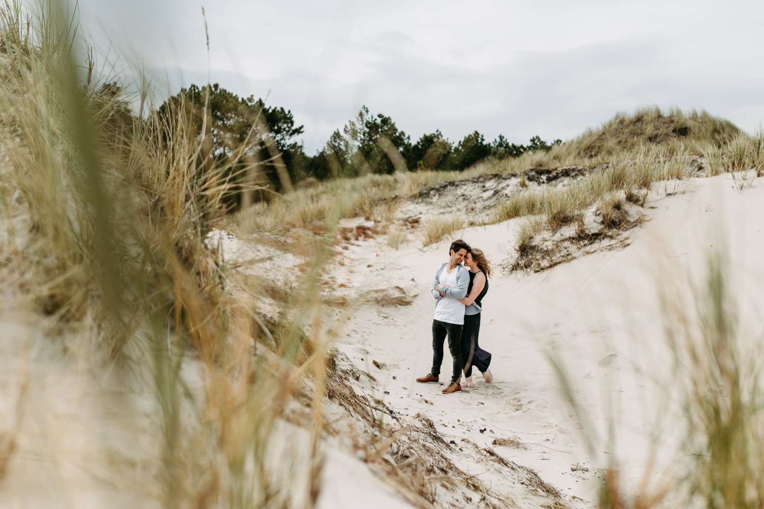 Paarshooting an der Nordsee St. Sankt Peter Ording Meer Fotograf Fotoshooting Verlobungsshooting Strand Dünen Familienfotos