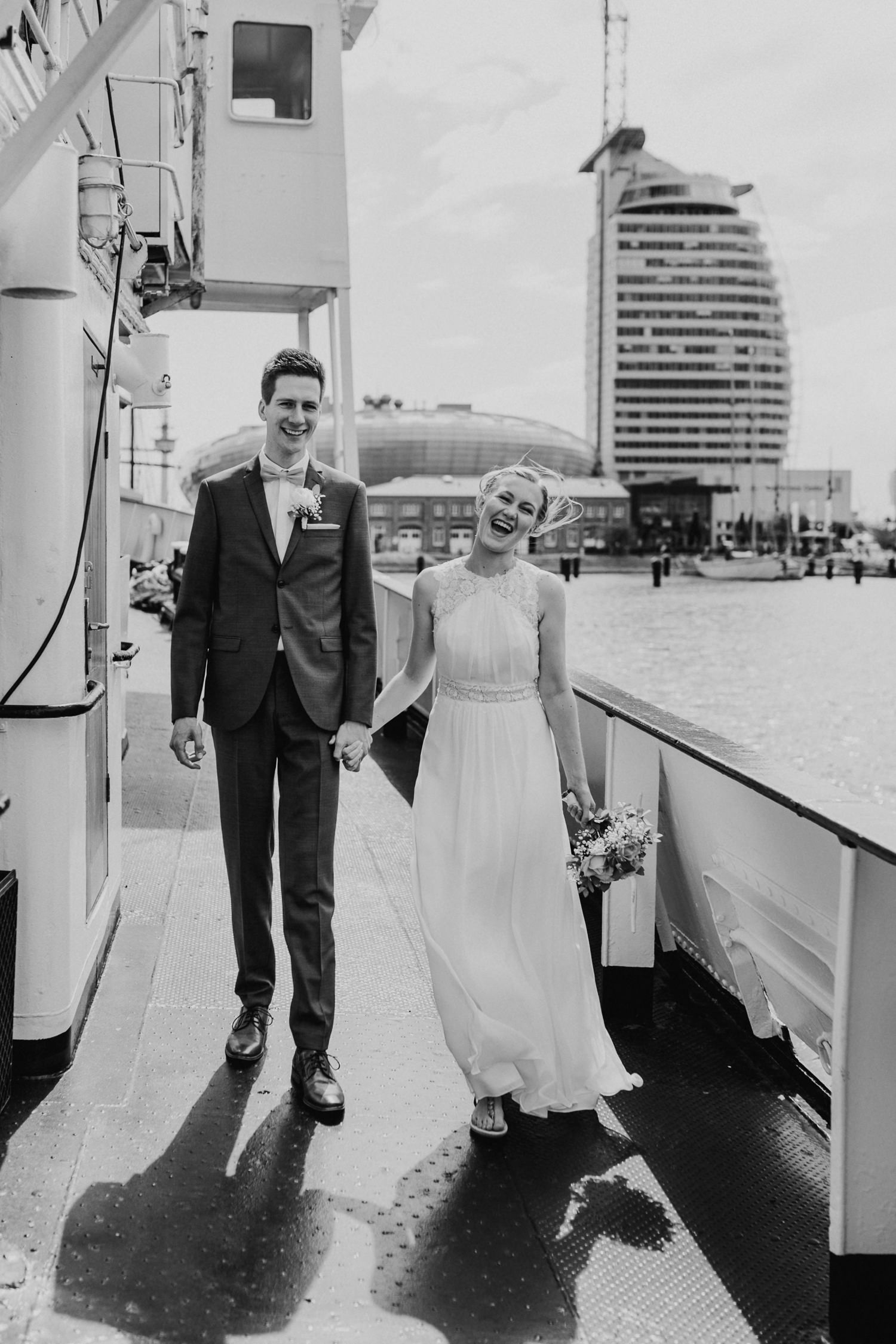 Hochzeitsfotograf Bremen Lueneburg Bremerhaven Hochzeitsreportage Natürliche Hochzeitsfotografie Paarshooting Hafen Maritim Elbe